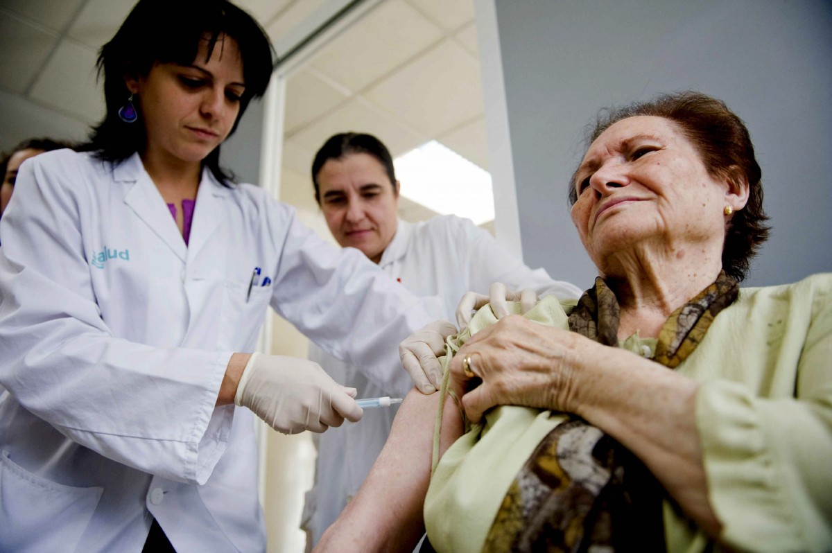 La Consejería de Sanidad del Gobierno de Canarias ha administrado más de 200.000 vacunas antigripales y con adyuvantes durante la campaña 2015-2016. / DA