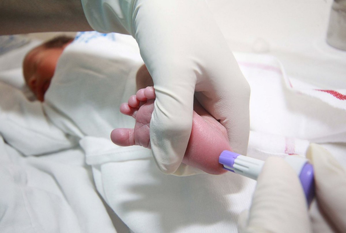 La prueba del talón es un examen de sangre con el que se evalúa a los recién nacidos en busca de fibrosis quística. / DA