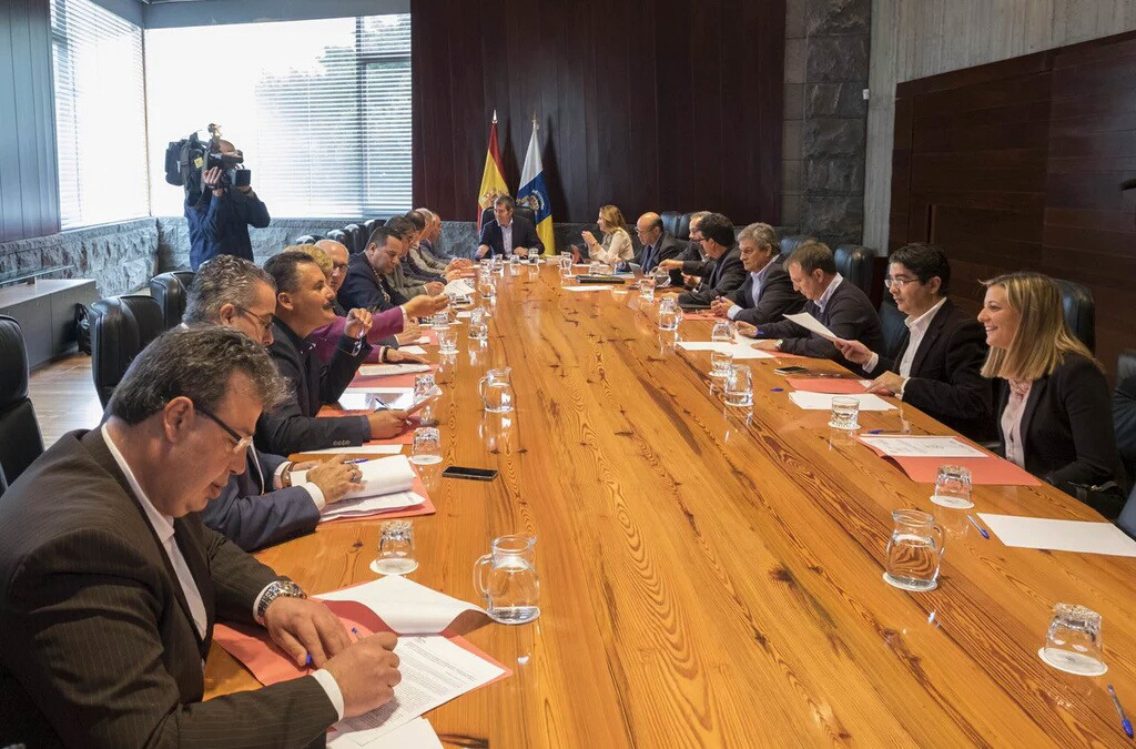 vo de una reunión del Gobierno canario con la Fecam. / SERGIO MÉNDEZ
