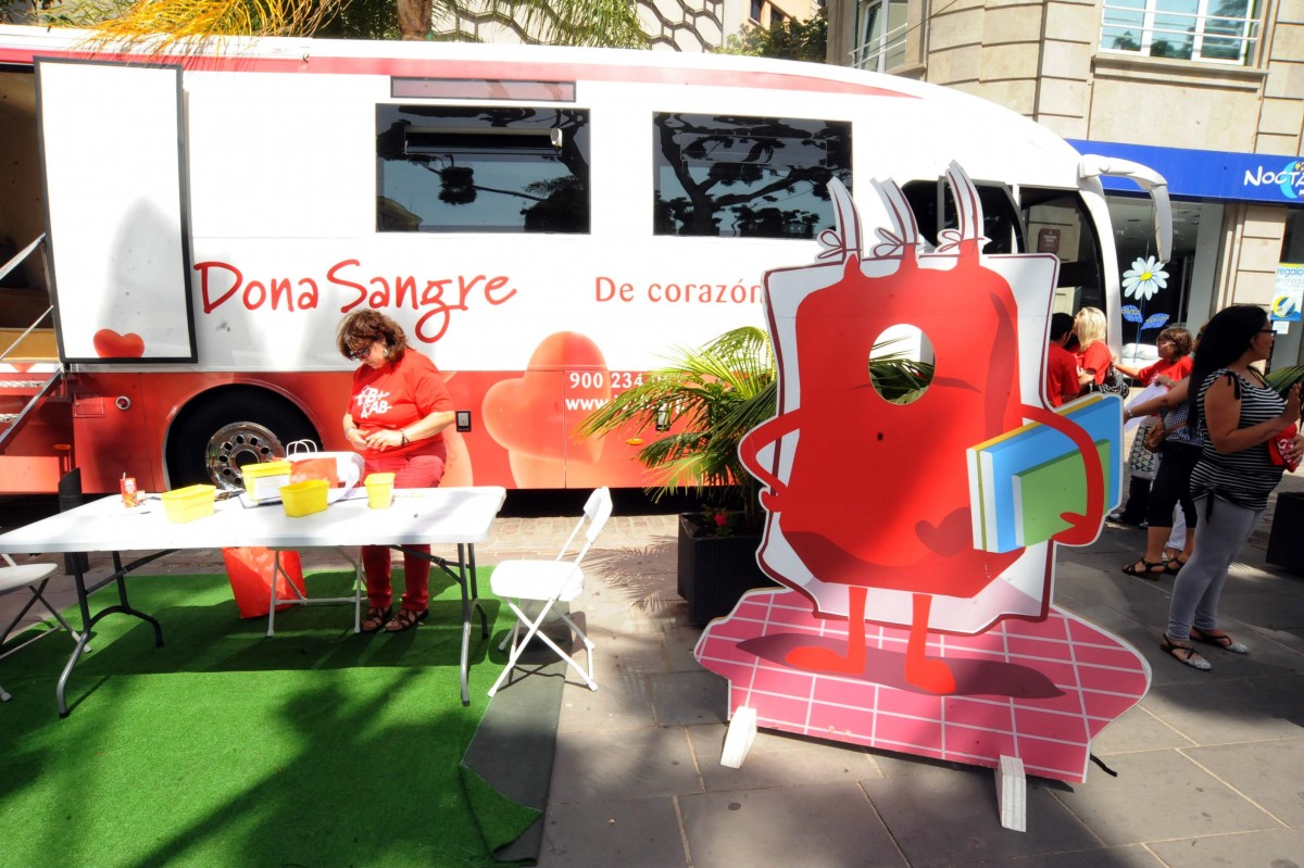 Los trabajadores del Instituto Canario de Hemodonación y Hemoterapia podrán trabajar más horas extras y captar con ello más potenciales donantes de sangre. / DA