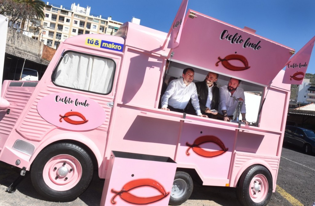 El alcalde José Manuel Bermúdez presentó ayer los vehículos 'food trucks' que hoy se suman también al Plenilunio capitalino. / SERGIO MÉNDEZ