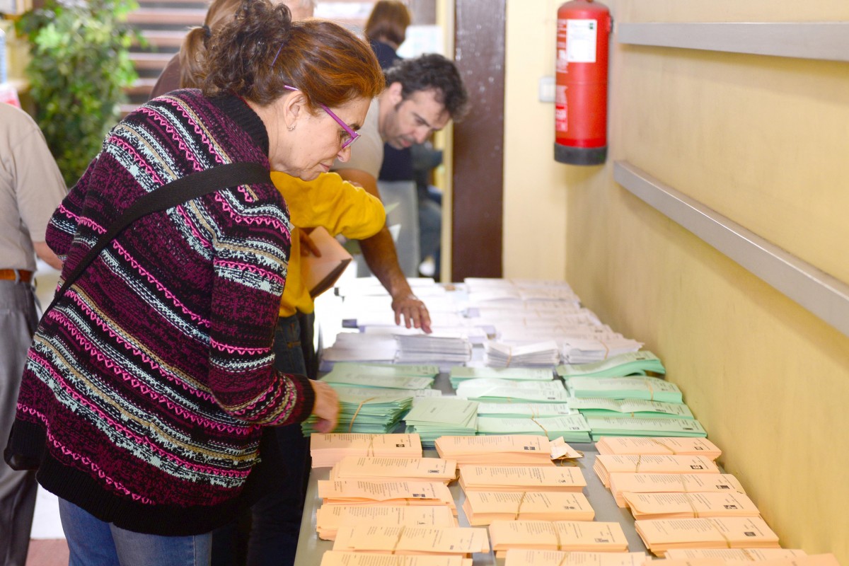 Papeletas en un colegio electoral en diciembre pasado. En junio habrá algunos nombres nuevos. / SERGIO MÉNDEZ