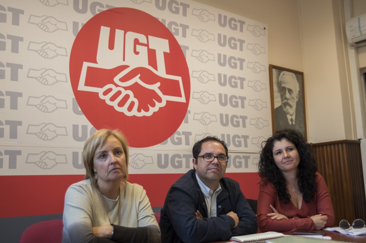Gustavo Santana, junto a Estefanía Santos y Genoveva Galván, durante la rueda de prensa. / FRAN PALLERO