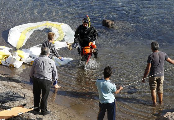 Trasladan el cadáver de un niño tras un naufragio. / GIORGOS MOUTAFIS REUTERS