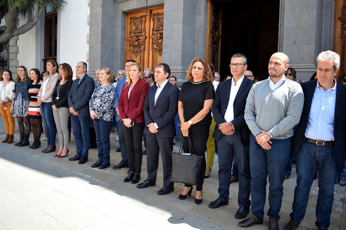 Minuto silencio en el Ayuntamiento de Santa Cruz por la última víctima de la violencia de género
