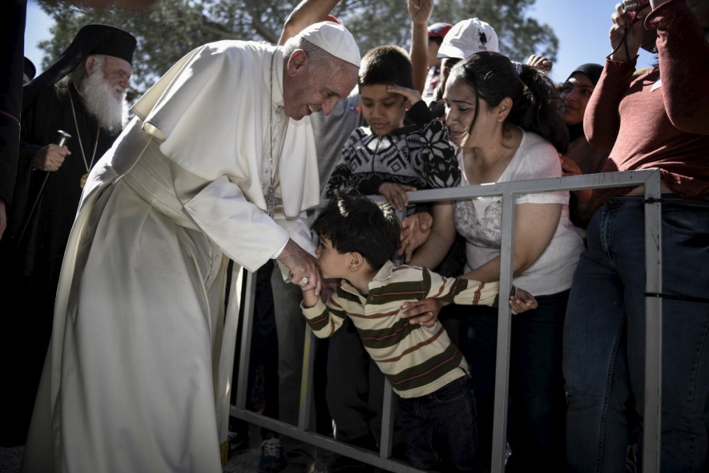 Papa Francisco se acerca a un niño refugiado