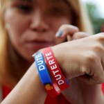 Votante filipina muestra su apoyo al candidato Rodrigo Duterte