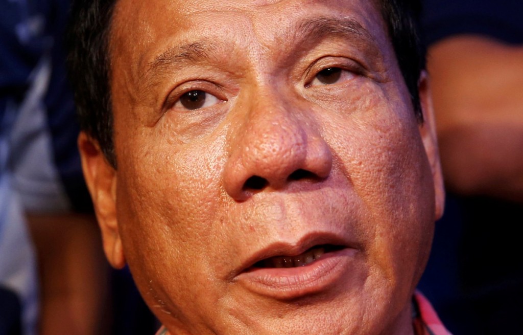 Votante filipina muestra su apoyo al candidato Rodrigo Duterte