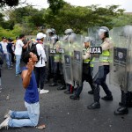 Venezolanos marchan a favor del referéndum revocatorio