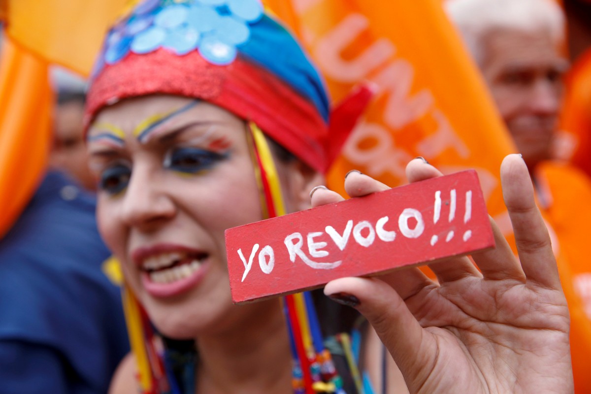 Venezolanos marchan a favor del revocatorio de Maduro