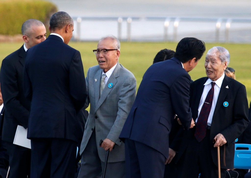 Barack Obama conversa con superviviente de la bomba de Hiroshima