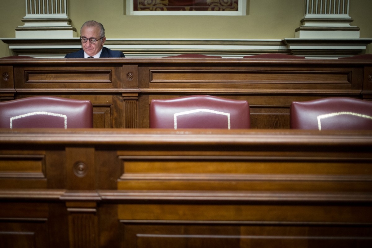 Emilio Moreno, diputado del PP que defendio la propuesta, en su escaño del Parlamento canario. / ANDRÉS GUTIÉRREZ