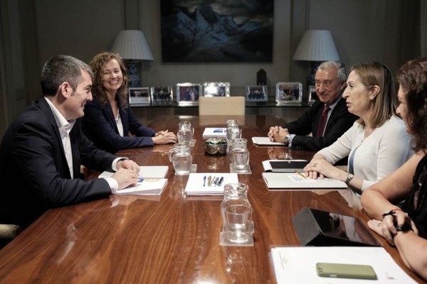 Ana Pastor y Fernando Clavijo durante una reunión. | DA