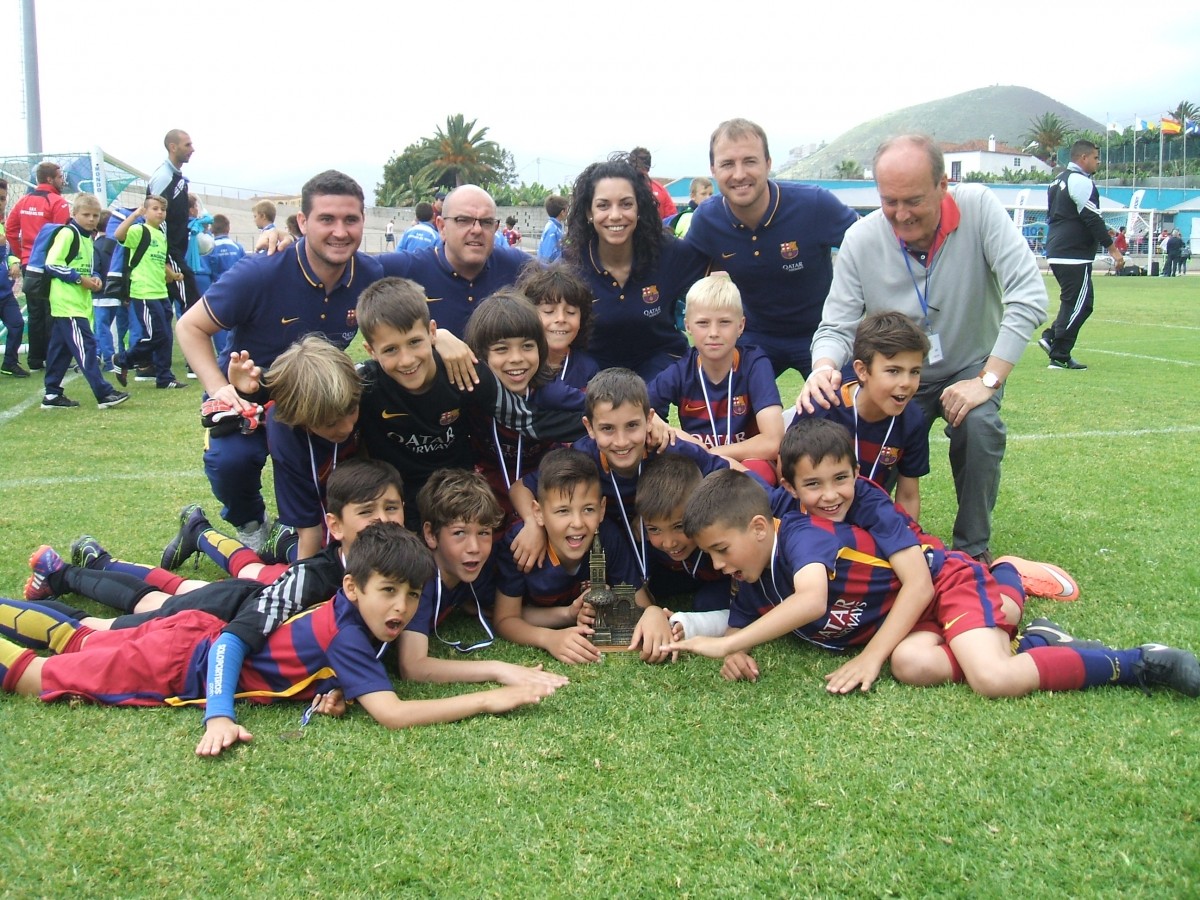Los benjamines y entrenadores del FC Barcelona celebran la Nacional Cup de Los Realejos tras imponerse a la UD Las Palmas.  / Jose M. Martín