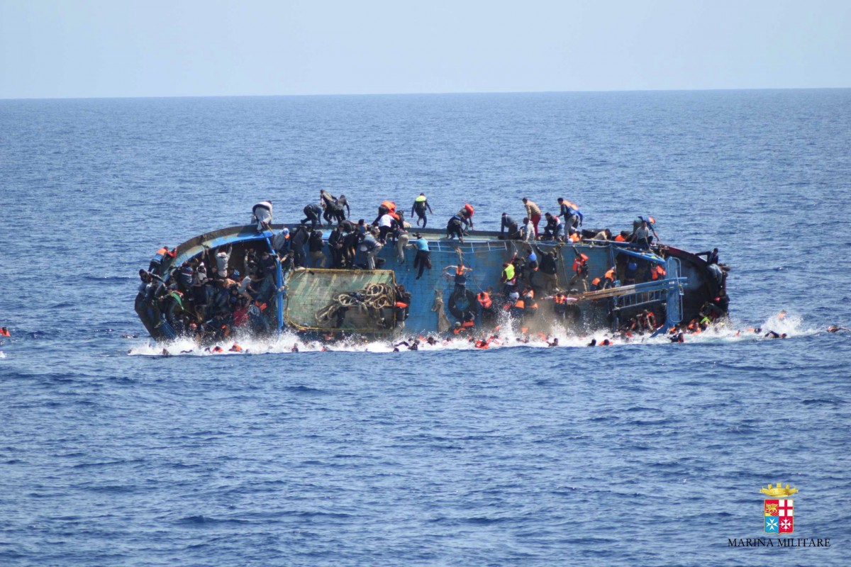 Bote naufraga en el Mediterráneo