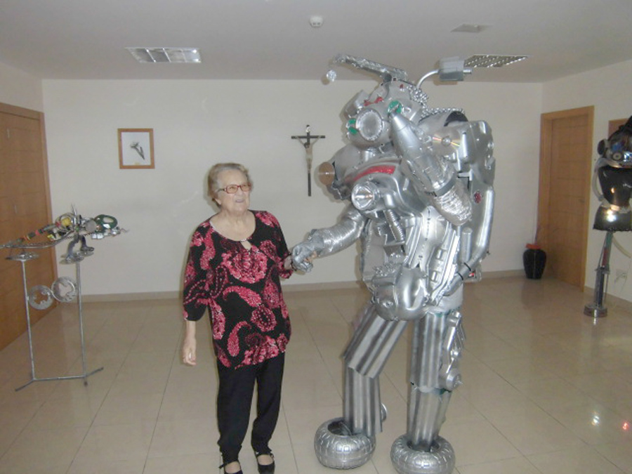 Una usuaria del centro  junto al robot / DA