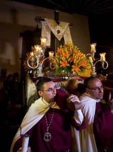 El santo madero, el mismo que se halló en 1666 y dio origen y nombre al barrio, se        sacará hoy en procesión por cientos de fieles. DA