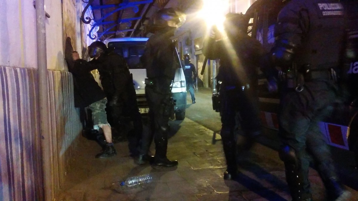  Los antidisturbios de los Mossos d'Esquadra han cargado este martes por la noche contra los manifestantes. / FOTO EUROPA PRESS 