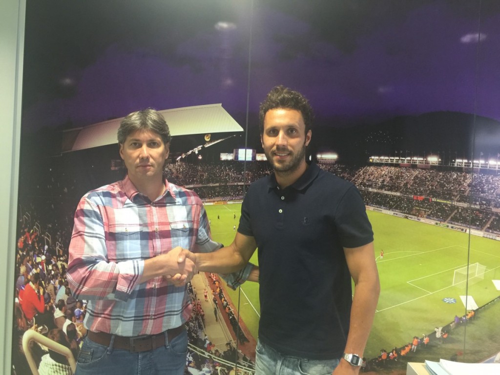 Sánchez, junto al director deportivo blanquiazul Alfonso Serrano| CDT