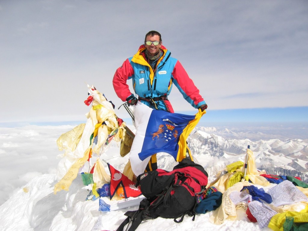 Juan Diego Amador, en la cima del mundo, con la bandera canaria / DA