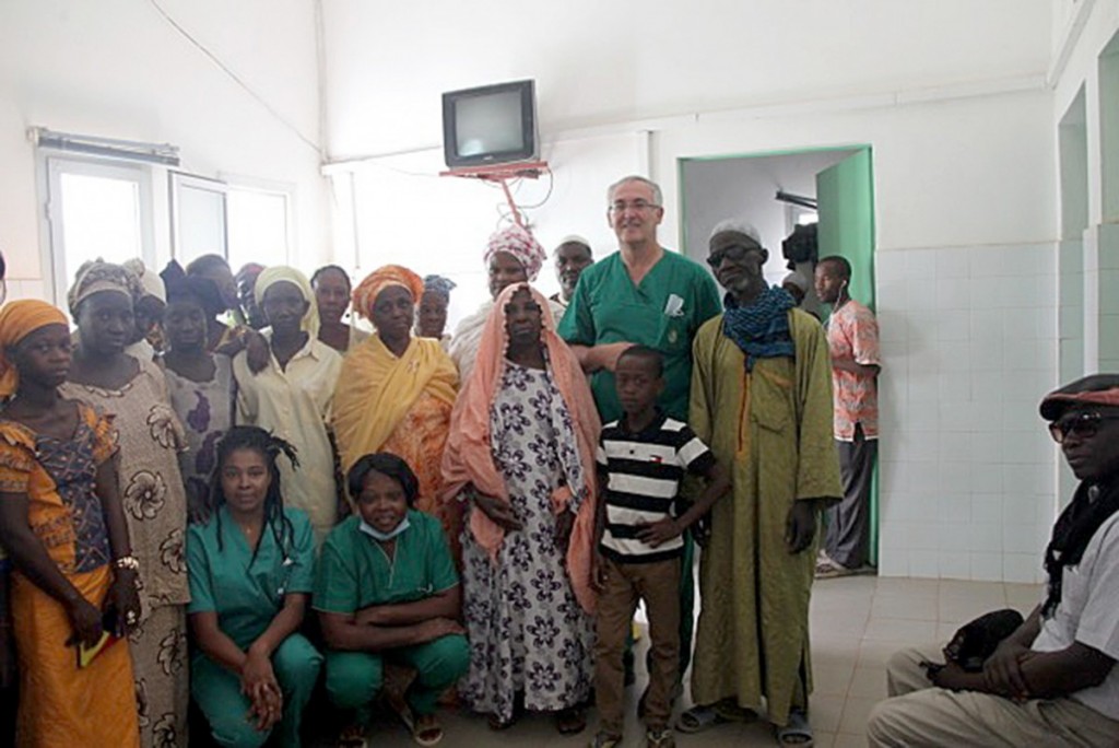 El doctor Juanjo Artazkoz del Toro, junto a sus dos colaboradoras locales y algunos de los pacientes que asistió en el hospital senegalés. DA
