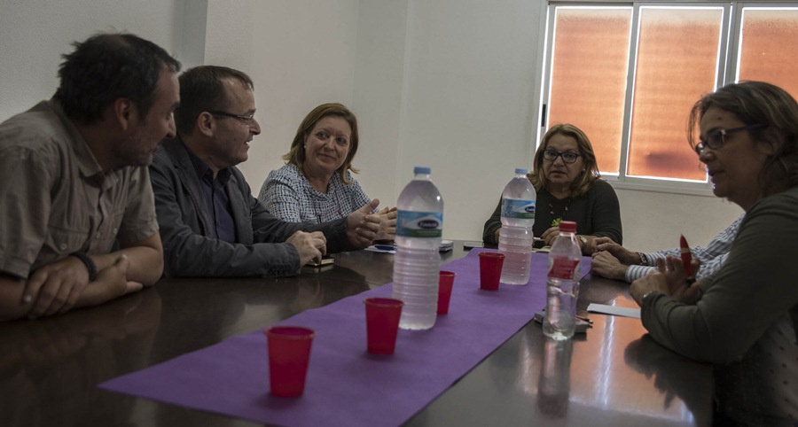 Uno de los instantes de la reunión celebrada ayer en la capital tinerfeña entre dirigentes regionales de IUC y Podemos.  / Marta Vázquez
