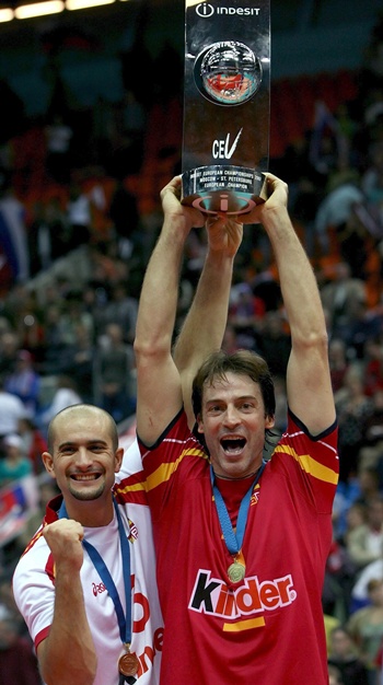 MOS120 MOSCU (RUSIA), 16.09.07.- Los jugadores de la selección española Rafa Pascual (d) y José Luis Lobato posan con el trofeo tras su triunfo contra Rusia en la final del Campeonato de Europa de voleibol que ambos equipos disputaron en Moscú, Rusia, hoy domingo 16 de septiembre. España ganó 3-2. EFE/Anatoly Maltsev