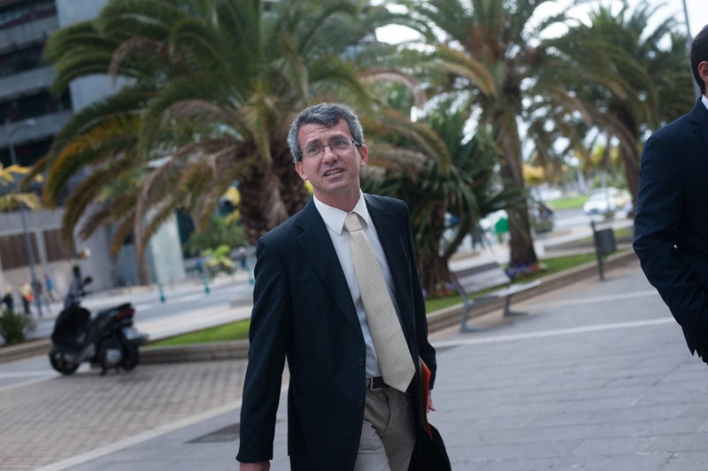 El prestigioso abogado tinerfeño Alfonso Delgado, uno de los defensores, ayer en el Palacio de Justicia. / Fran Pallero