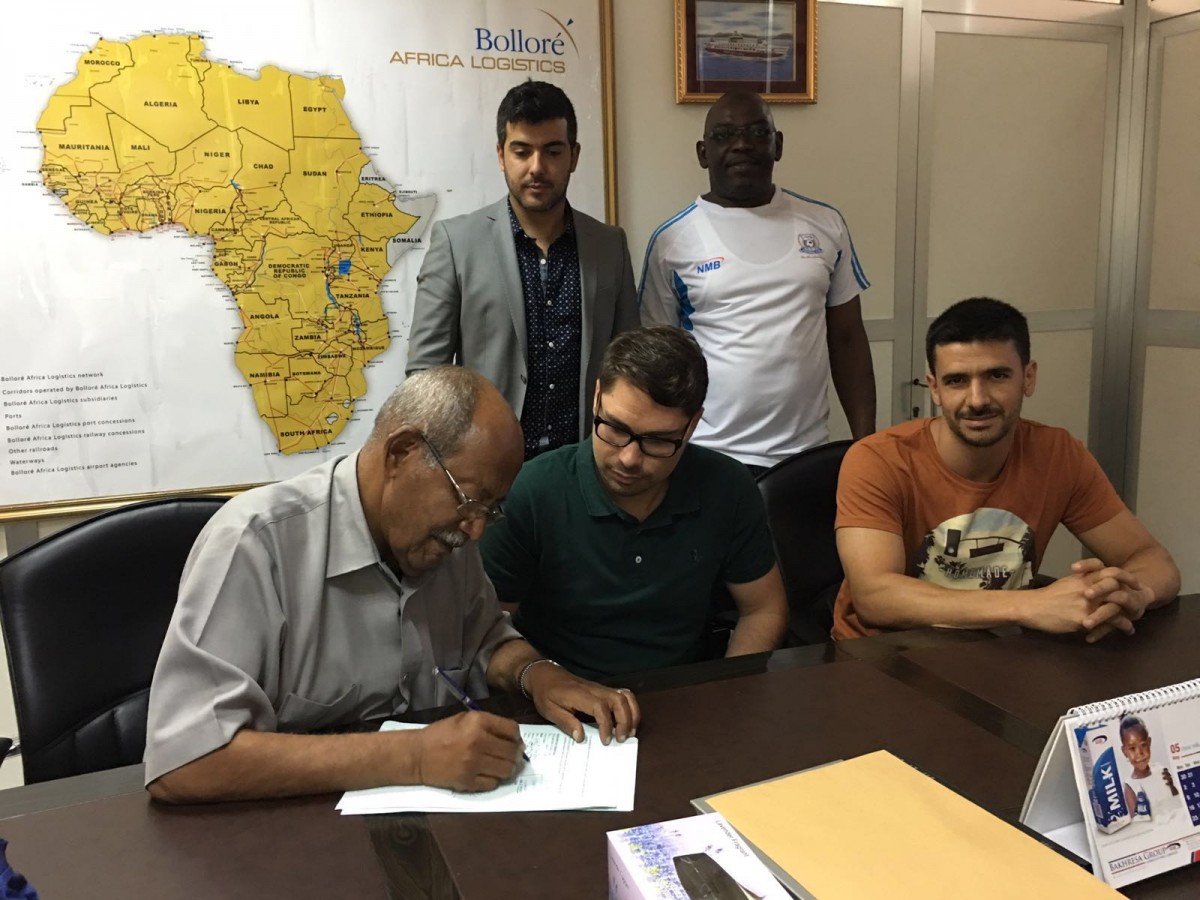 Zeben Hernández firma su contrato con el Azam FC