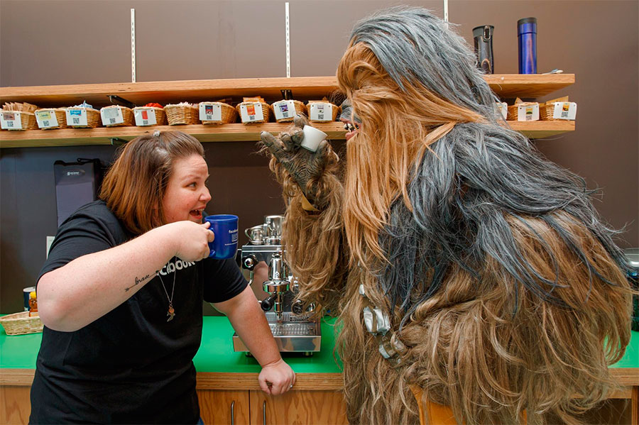 Candace Payne y Chewbacca en las instalaciones de Facebook. / MARK ZUCKERBERG