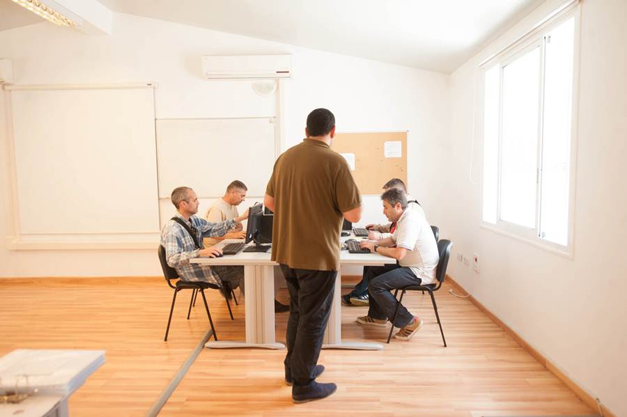 Jorge empezó como usuario en uno de los centros de formación e inserción laboral con los que cuenta Afes. Un año después, se ha convertido en profesor y coordinador del área metropolitana. Fotos: FRAN PALLERO