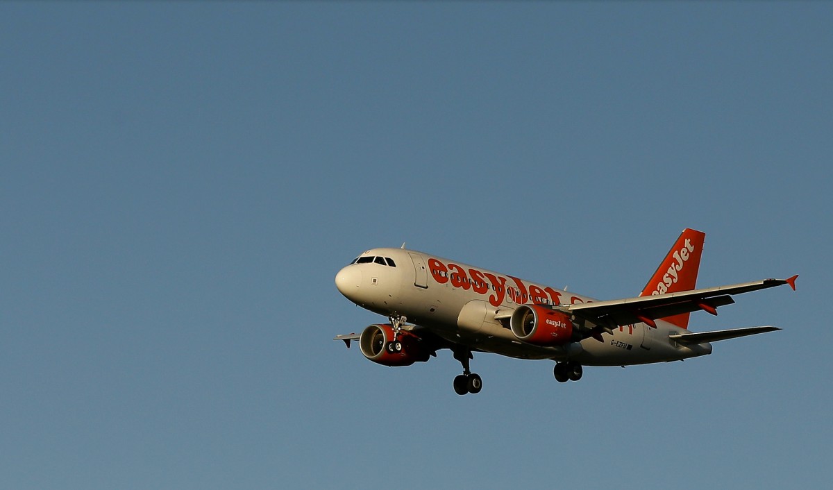 Desvían de urgencia un vuelo a Tenerife: ocho pasajeros violentos la lían a bordo