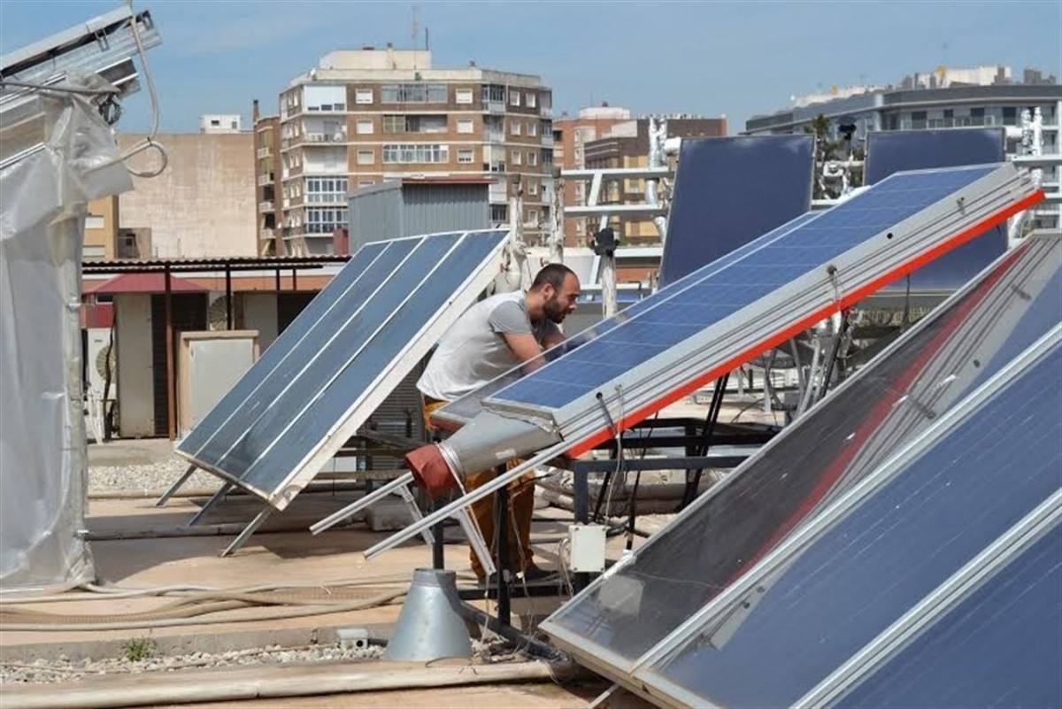 Instalación de paneles solares en la azotea de un edificio. / EP