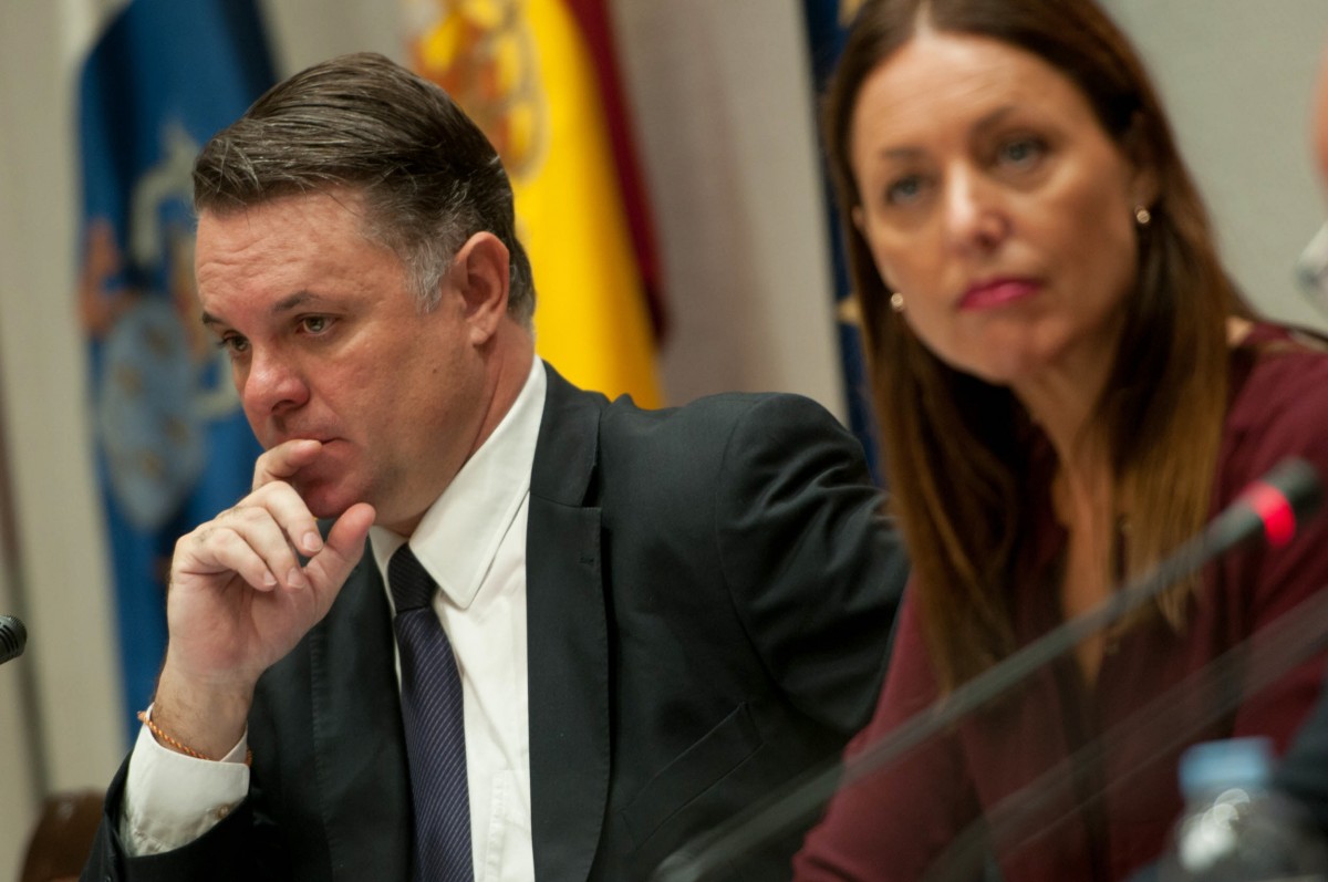 Santiago Negrín, presidente de la RTVC, junto a Cristina Tavío, diputado del PP, durante una sesión de la Comisión de Control parlamentaria. / FRAN PALLERO