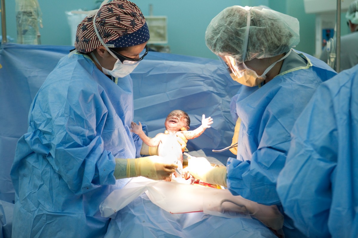 En los últimos cinco años no han dejado de disminuir las cifras de partos asistidos en los hospitales públicos de la isla de Tenerife, según datos de la Consejería de Sanidad. / DA