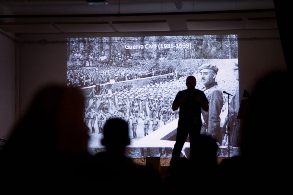 León ilustró su charla con imágenes alusivas a la época como al de Franco en el desfile de la victoria. / F. P.