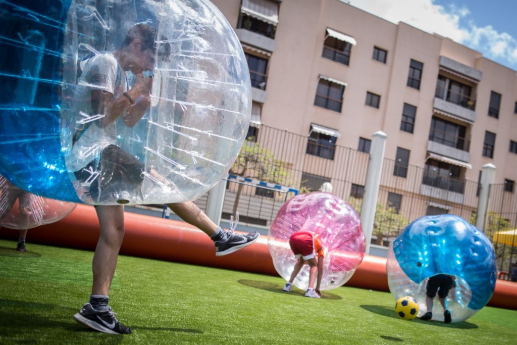 El fútbol burbuja fue una de las actividades más divertida y demandada de las que ayer acogió la Casa Pisaca. / A. G.