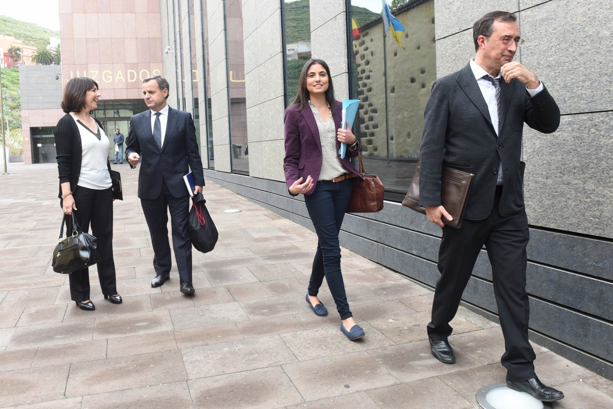 Los letrados de los acusados a la salida de los juzgados. /Sergio Méndez