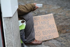 Imagen de archivo de un mendigo pidiendo en las calles. / Europa Press