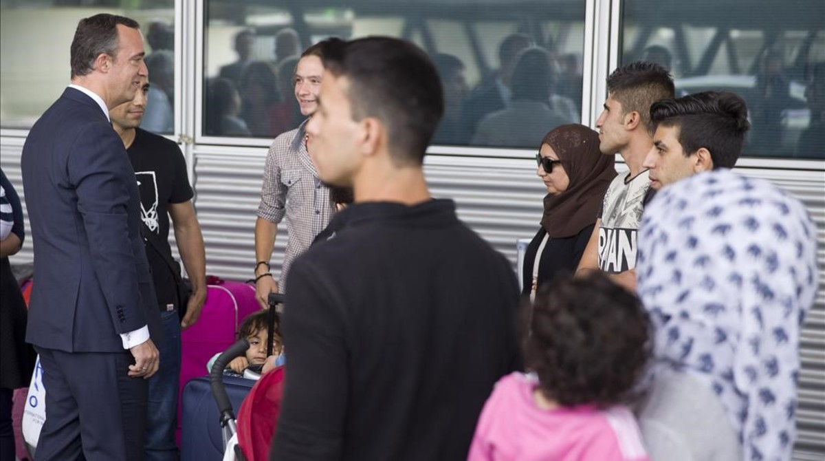 El secretario de Estado de Seguridad, Francisco Martínez, recibió en el aeropuerto de Madrid al primer grupo de refugiados. / Reuters