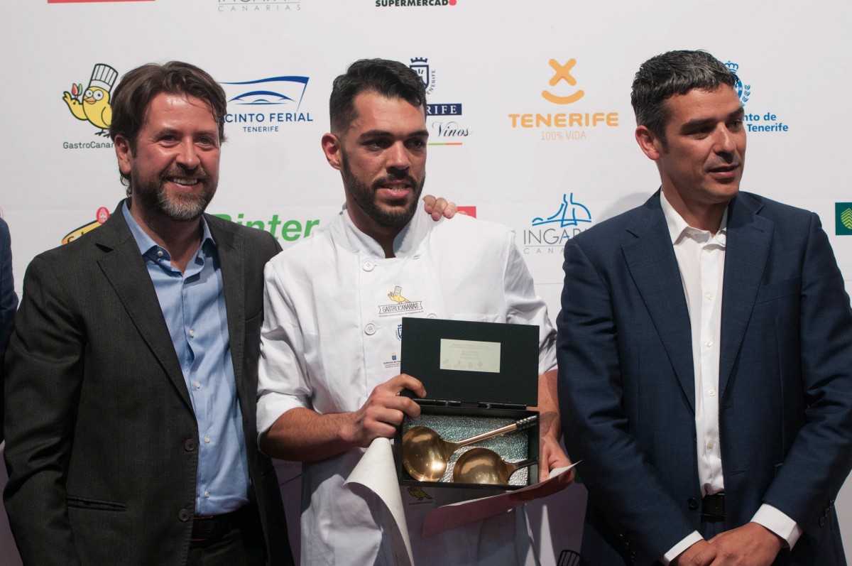Joao Enrique Faraco se alza con el segundo premio del certamen de chefs, el tercero recae en manos de Abel Ferrándiz y Eduardo García es designado como el mejor ayudante. / FRAN PALLERO