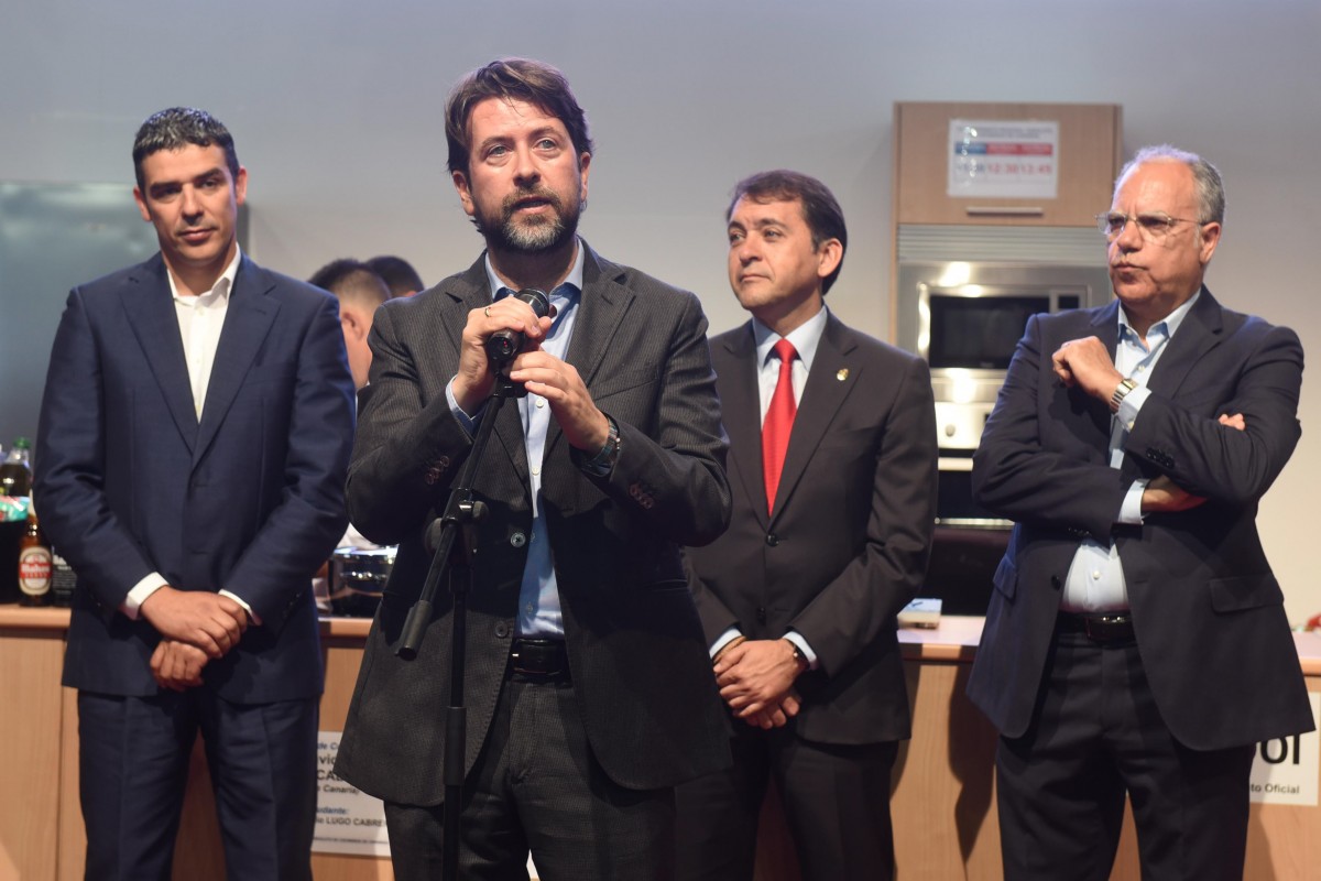 Alonso recuerda la importancia de que en Tenerife existan cinco estrellas Michelin y reconocimientos de la Guía Repsol. / FRAN PALLERO