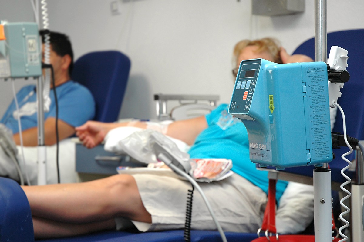 Los pacientes con patología crónica, especialmente los ancianos, son el colectivo que más asistencia demanda. / DA