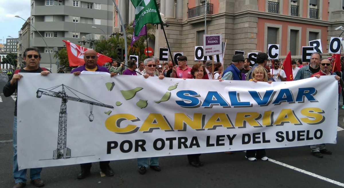 Miembros de la Plataforma Salvar Canarias, durante la marcha del Primero de Mayo en Santa Cruz de Tenerife. / DA