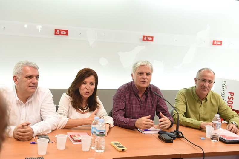 Reunión de la comisión Ejecutiva Regional del PSOE, anoche, en la capital tinerfeña. / Sergio Méndez