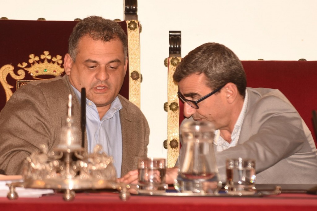 El alcalde, José Alberto Díaz, y el concejal Javier Abreu, en una reciente sesión del Pleno. / Sergio Méndez