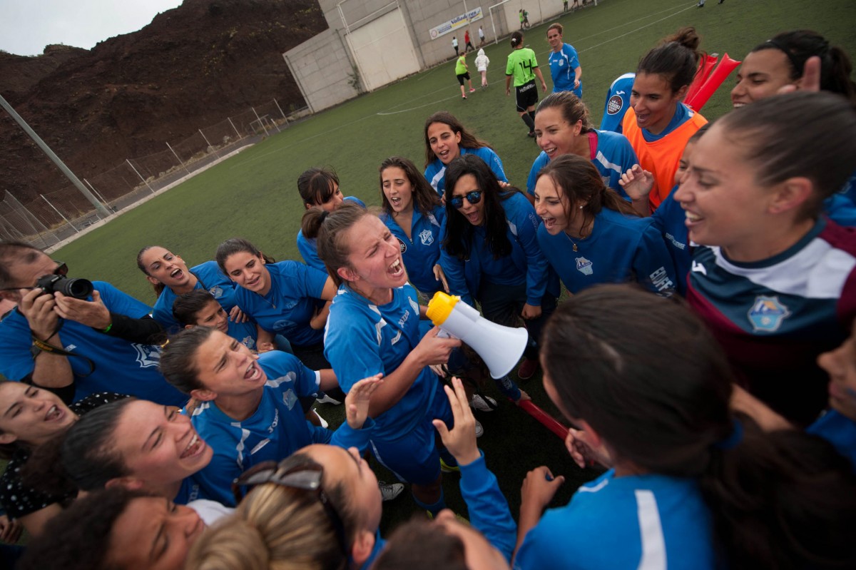 Las jugadoras del tacuense celebran el título de campeonas al final del partido con el femarguín. /Fran Pallero