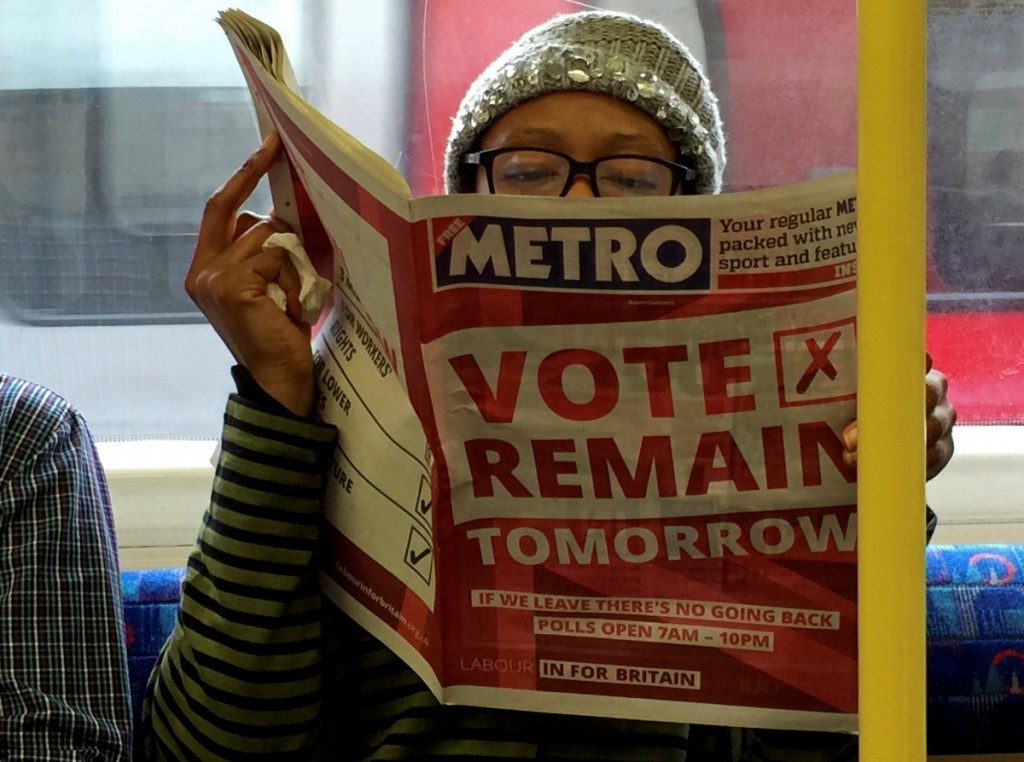 Una mujer lee en el metro un periódico que hace campaña por la permanencia