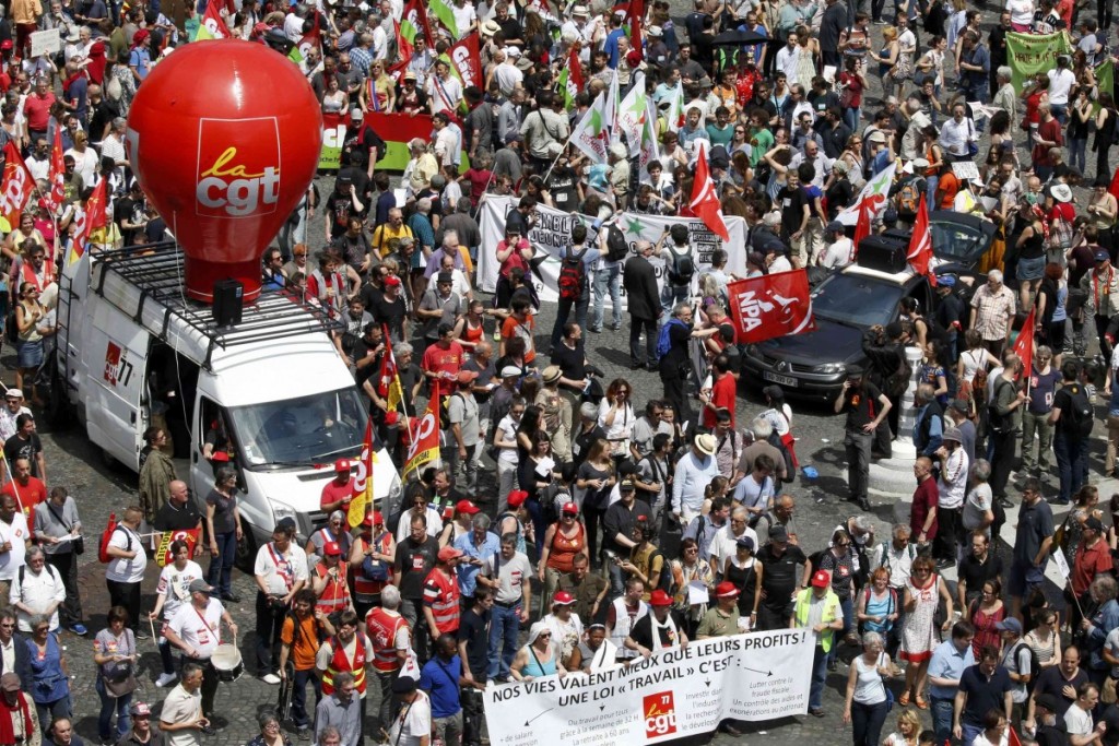 Miles de franceses marchan contra la reforma laboral de Hollande