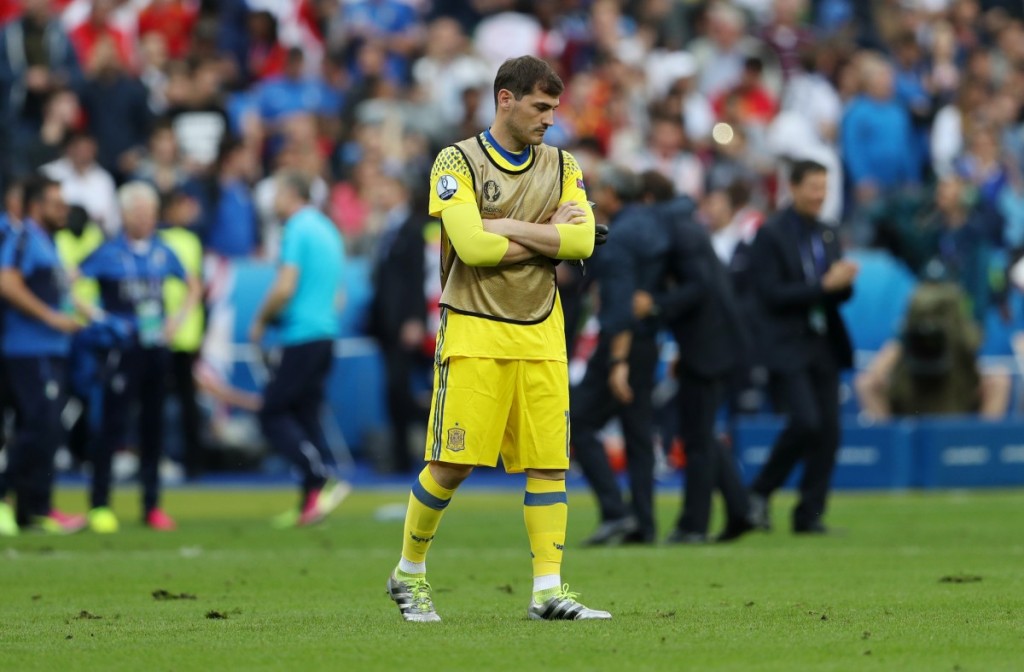 Iker Casillas cabizbajo tras la eliminación de España ante Italia